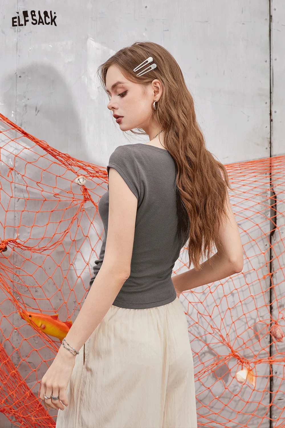 ELFSACK 2024 Summer New Arrivals Slim fit small fly sleeve t-shirt for women with a minimalist and breathable knitted top design