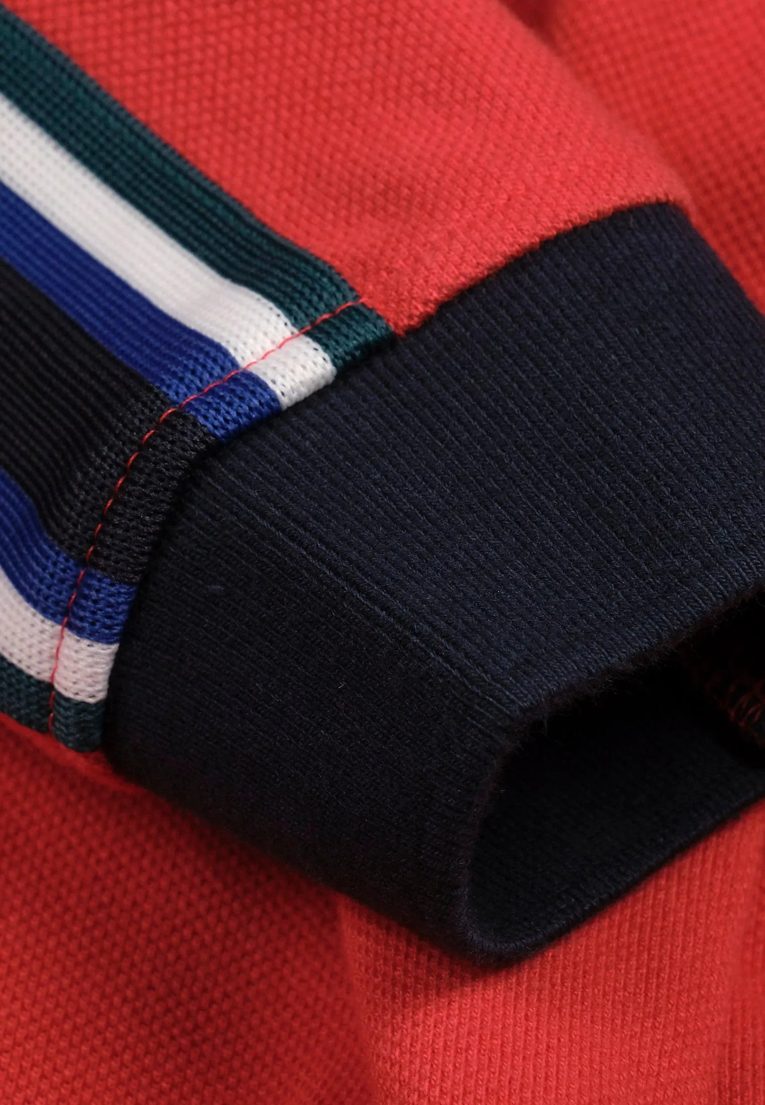 Polo garçon longues manches rouge avec bandes colorées sur les manches