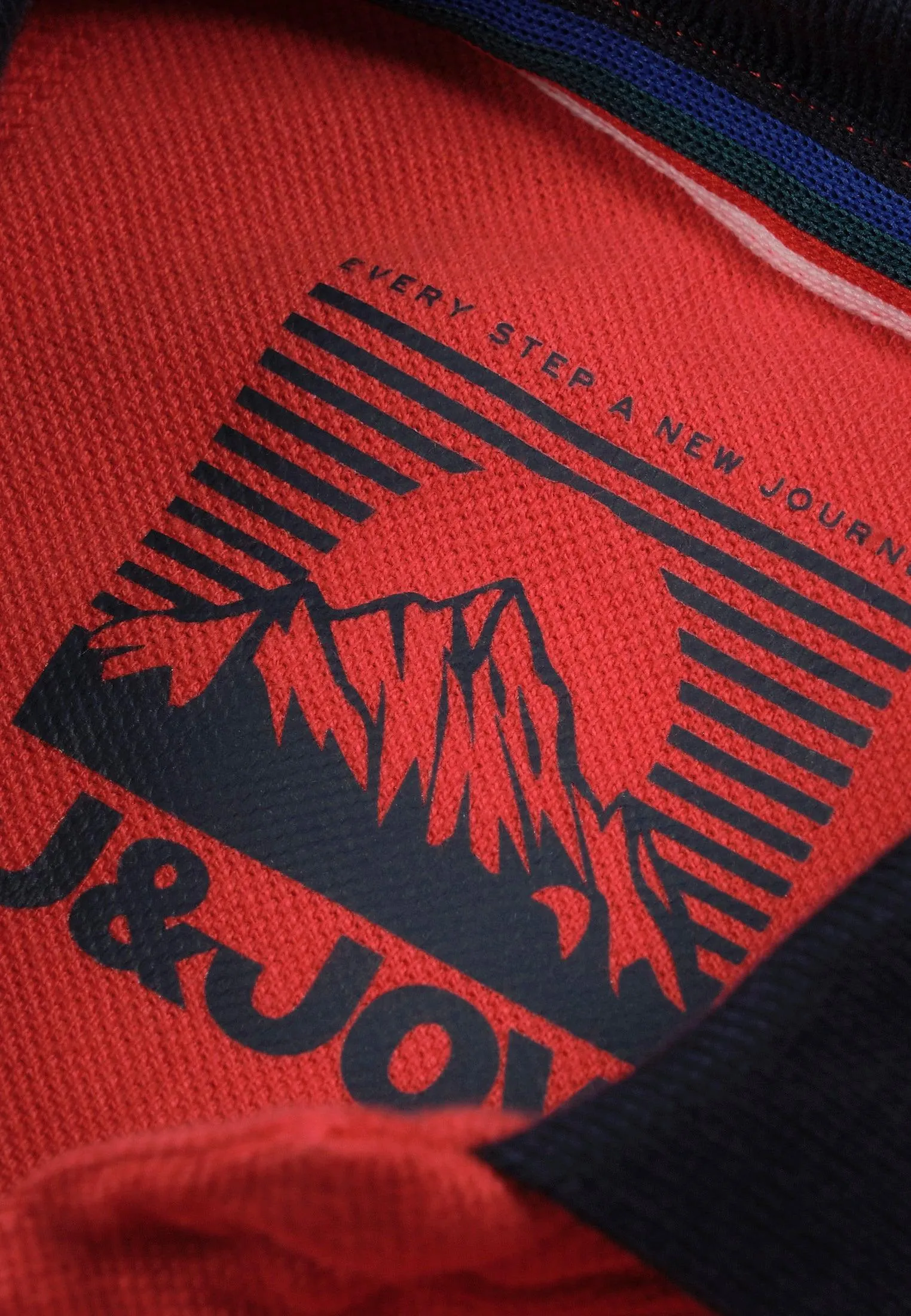 Polo garçon longues manches rouge avec bandes colorées sur les manches