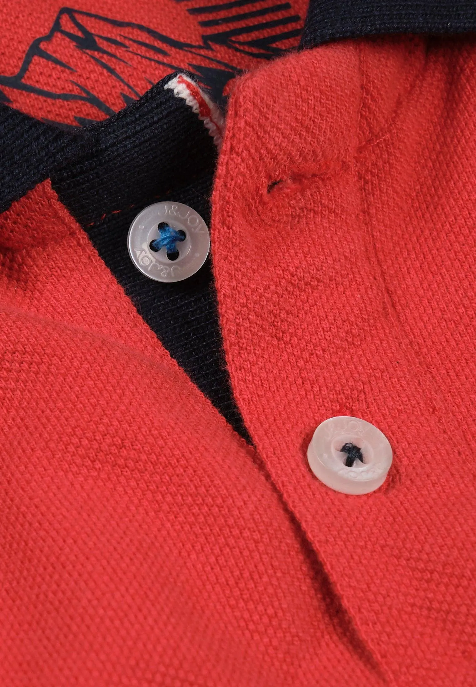 Polo garçon longues manches rouge avec bandes colorées sur les manches